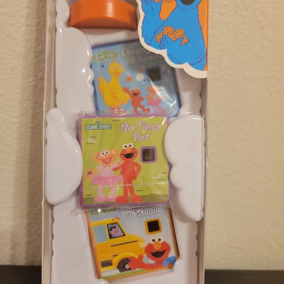Little Tikes Story Dream Machine Book - Cookie Monster & Friends NWT - Picture 5 of 5
